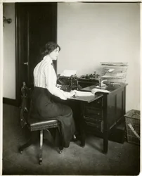 modell med skrivemaskin, ca. 1905-18 (foto av gelatinsølv)