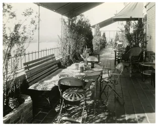 uteplass med utsikt over elven, ca. 1936-37 (foto av gelatinsølv)