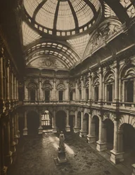 Innvendig domstol med glasstak til Royal Exchange, c1935.