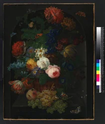 En kurv med blomster med frukt