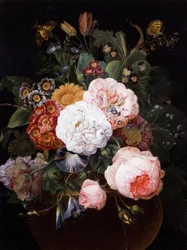 Stilleben av blomster i en potte (inkludert roser, primulaer og tusenfryd)