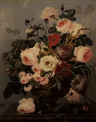 Roser, nelliker, kramper og andre blomster i en vase på en avsats