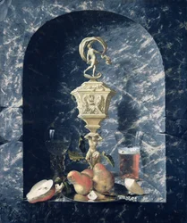 Stilleben med dekorert beger, frukt og glass i en steinalkove, 1682