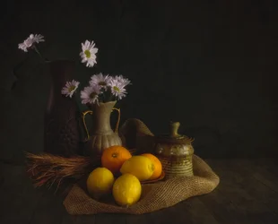 Stemningsfulle blomster og frukt