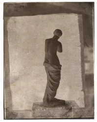 Uten tittel [Stilleben med en statuett av Venus de Milo], 1852-53.