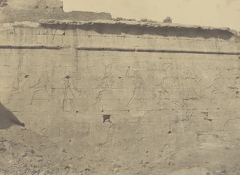 Edfu, skulpturer og inskripsjoner av den østlige fasaden til innhegningsveggen