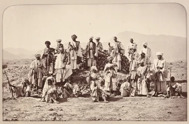 ?Afridi Picket nær Jumrood, Khyber og Rotass i avstand?, 1879 ca.