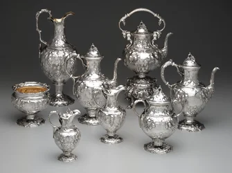 Vannkjele på stativ, kaffekanne, sjokoladekanne, slopbolle, sukkerbolle, melkekanne, fløtekanne og ær, ca. 1851 (sølv og elfenben)