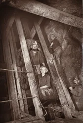 Gig på Dolcoath, illustrasjon fra ''Mongst mines and miners, or Underground Scenes by Flash-Light' av JC Burrows og William Thomas, pub. 1893 (sepia-bilde)