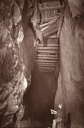 375 ved Dolcoath-gruven, illustrasjon fra ''Mongst mines and miners, or Underground Scenes by Flash-Light' av JC Burrows og William Thomas, pub. 1893 (sepia-bilde)
