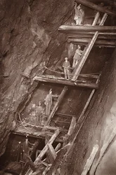 The Man Engine at Dolcoath Mine, illustrasjon fra ''Mongst mines and miners, or Underground Scenes by Flash-Light' av JC Burrows og William Thomas, pub. 1893 (sepia-bilde)