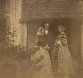 [Grevinne hermetikk med gjester, regjeringshuset, Allahabad], 1858.