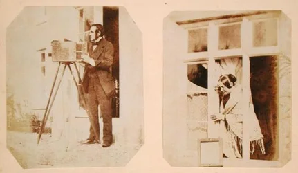Selvportrett til venstre og Emma Thomasina Llewelyn (1808-81) som trykker et papirnegativ i solen til høyre