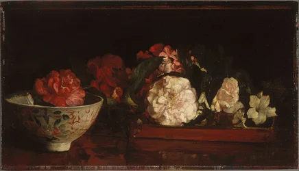 Blomster på et japansk brett på et mahognibord