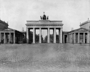 Brandenburger Tor i Berlin i Tyskland (s/hvitt bilde)