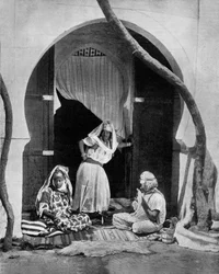 Gruppe mauriske kvinner, Algerie, ca.1890, foto av John Lawson Stoddard (1850-1931), reisende og foredragsholder, pedagogisk publikasjon for Chicago