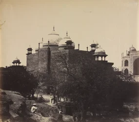 Taj Mahal, sett bakfra av hvilehuset, med figur, ca. 1858-1862.