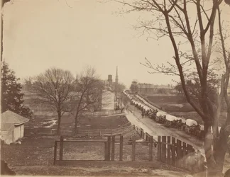 Tog med hærvogner på vei inn i Petersburg, Virginia, april 1865 (bilde)