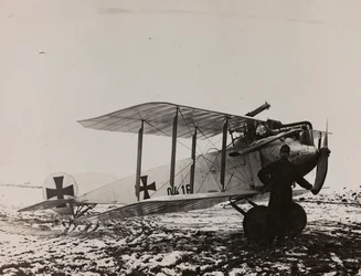 Album "Min verdenskrig - minner fra den sørvestlige fronten i Kärnten, Italia, Trentino-Alto Adige) 31/03/1915-12/11/ 1918 - Josef Zohles Wien ": Østerriksk fly (s/hv-foto)