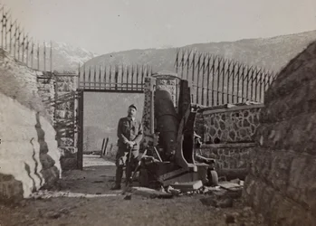 Album "Min verdenskrig - minner fra den sørvestlige fronten i Kärnten, Italia, Trentino-Alto Adige) 31/03/1915-12/11/ 1918 - Josef Zohles Wien ": soldat inne i en festning (