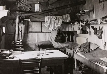 Album "Min verdenskrig - minner fra den sørvestlige fronten i Kärnten, Italia, Trentino-Alto Adige) 31/03/1915-12/11/ 1918 - Josef Zohles Wien ": boligoffiserer (s/hv-foto)