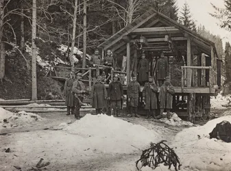 Album "Min verdenskrig - minner fra den sørvestlige fronten i Kärnten, Italia, Trentino-Alto Adige) 31/03/1915-12/11/ 1918 - Josef Zohles Vienna ": soldater foran en kabel