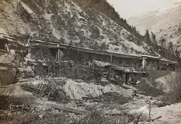 Album "Min verdenskrig - minner fra den sørvestlige fronten i Kärnten, Italia, Trentino-Alto Adige) 31/03/1915-12/11/ 1918 - Josef Zohles Vienna ": militærbrakke (s/hv-bilde)