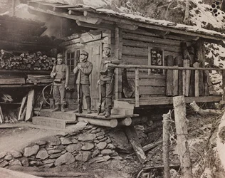 Album "Min verdenskrig - minner om den sørvestlige fronten i Kärnten, Italia, Trentino-Alto Adige) 31/03/1915-12/11/ 1918 - Josef Zohles Wien ": boligoffiserer (s/hv-foto)