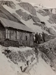 Album "Min verdenskrig - minner fra den sørvestlige fronten i Kärnten, Italia, Trentino-Alto Adige) 31/03/1915-12/11/ 1918 - Josef Zohles Wien ": militærbrakke (s/hv foto