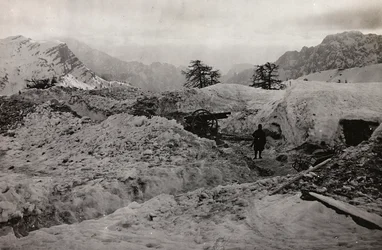 Album "Meine weltkriegs - Erinnerungen South-West Front (Kärnten, Italia, Sør-Tirol) (Min verdenskrig - minner fra den sørvestlige fronten i Kärnten, Italia, Trentino-Alto Adige) 31/03/1915-12/11/ 1918 - Josef Zohles Wien ": skyttergraver i snøen på
