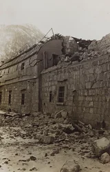 Album "Meine weltkriegs - Erinnerungen South-West Front (Kärnten, Italia, Sør-Tirol) (Min verdenskrig - minner fra den sørvestlige fronten i Kärnten, Italia, Trentino-Alto Adige) 31/03/1915-12/11/ 1918 - Josef Zohles Wien ": steinsprut av en fabrikk (s/hv 