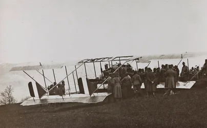 Album "Min verdenskrig - minner om den sørvestlige fronten i Kärnten, Italia, Trentino-Alto Adige) 31/03/1915-12/11/ 1918 - Josef Zohles Wien ": Østerrikske soldater og fly