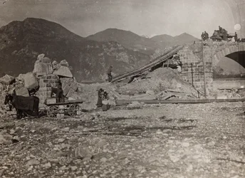 Album "Meine weltkriegs - Erinnerungen South-West Front (Kärnten, Italia, Sør-Tirol) (Min verdenskrig - minner fra den sørvestlige fronten i Kärnten, Italia, Trentino-Alto Adige) 31/03/1915-12/11/ 1918 - Josef Zohles Wien ": ruinene av en bro over