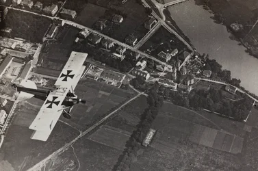 Album "Min verdenskrig - minner fra den sørvestlige fronten i Kärnten, Italia, Trentino-Alto Adige) 31/03/1915-12/11/ 1918 - Josef Zohles Vienna ": flyinspeksjon (s/hv ph