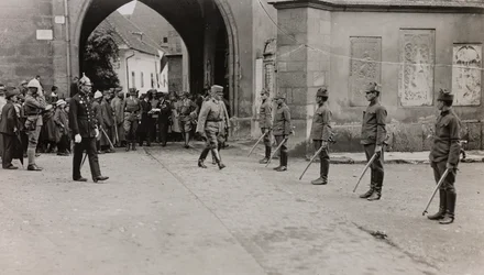 Album "Min verdenskrig - minner om den sørvestlige fronten i Kärnten, Italia, Trentino-Alto Adige) 31/03/1915-12/11/ 1918 - Josef Zohles Wien ": soldater i Villach (s/hv ph)