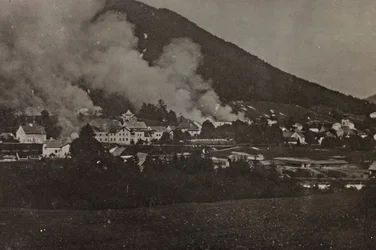 Album "Min verdenskrig - minner om den sørvestlige fronten i Kärnten, Italia, Trentino-Alto Adige) 31/03/1915-12/11/ 1918 - Josef Zohles Wien ": bombeangrep i Tarvisio (s/hv p