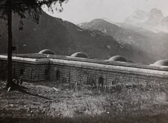 Album "Min verdenskrig - minner fra den sørvestlige fronten i Kärnten, Italia, Trentino-Alto Adige) 31/03/1915-12/11/ 1918 - Josef Zohles Wien ": en italiensk festning (s/hv pho