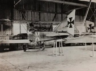 Album "Min verdenskrig - minner fra den sørvestlige fronten i Kärnten, Italia, Trentino-Alto Adige) 31/03/1915-12/11/ 1918 - Josef Zohles Vienna ": Austrian Airline (s/h-bilde)