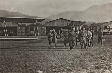 Album "Min verdenskrig - minner fra sørvestfronten (Kärnten, Italia, Sør-Tirol) (Min verdenskrig - minner fra sørvestfronten i Kärnten, Italia, Trentino Alto Adige) 31 / III / 1915-12 / XI / 1918 - Josef Zohles Wien ": flyplass (s/h