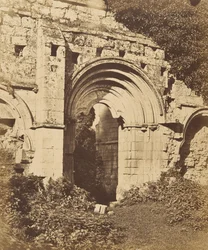 Rievaulx Abbey. Døråpningen til refektoriet, 1850-tallet.