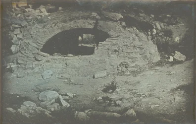 Athens. T.[emple] de Min.[erve] Poliade (1er planer) / [Sisterneåpning ved foten av Erecteion, Akropolis, Athen.