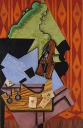Fiolin og spillekort på et bord, 1913
