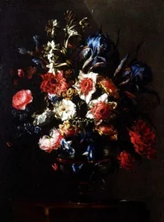 Iris, peoner, convolvuli og andre blomster i en urne på en pidestall