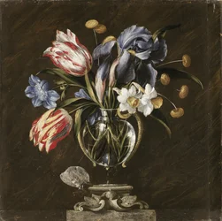 Tulipaner, påskeliljer, iris og andre blomster i en glassvase på et skulpturert stativ, med en sommerfugl