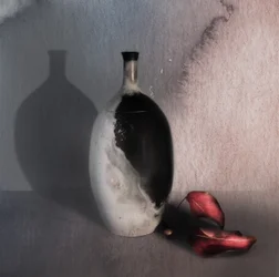 Svart vase, røde blader