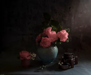 Stemningsfullt kamelia-arrangement