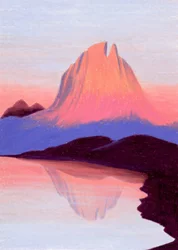 En levende solnedgang ved en fjellvann