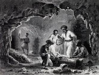 Arkeologiske funn i grottene i Samoun, gravering basert på tegning av Karl Girardet (1813-1871)