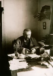 Alexander Kuprin, russisk forfatter, ved skrivebordet hans, Gatchina, Russland, tidlig på 1900-tallet.