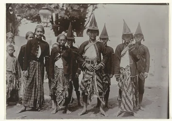 Javanesiske menn i uniform